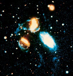 Этот «квартет» галактик был открыт в 1877 году, а в 1960-м, исследуя красное смещение, обнаружили, что только три более красные галактики образуют единую группу, а голубая — находится много ближе к Земле 